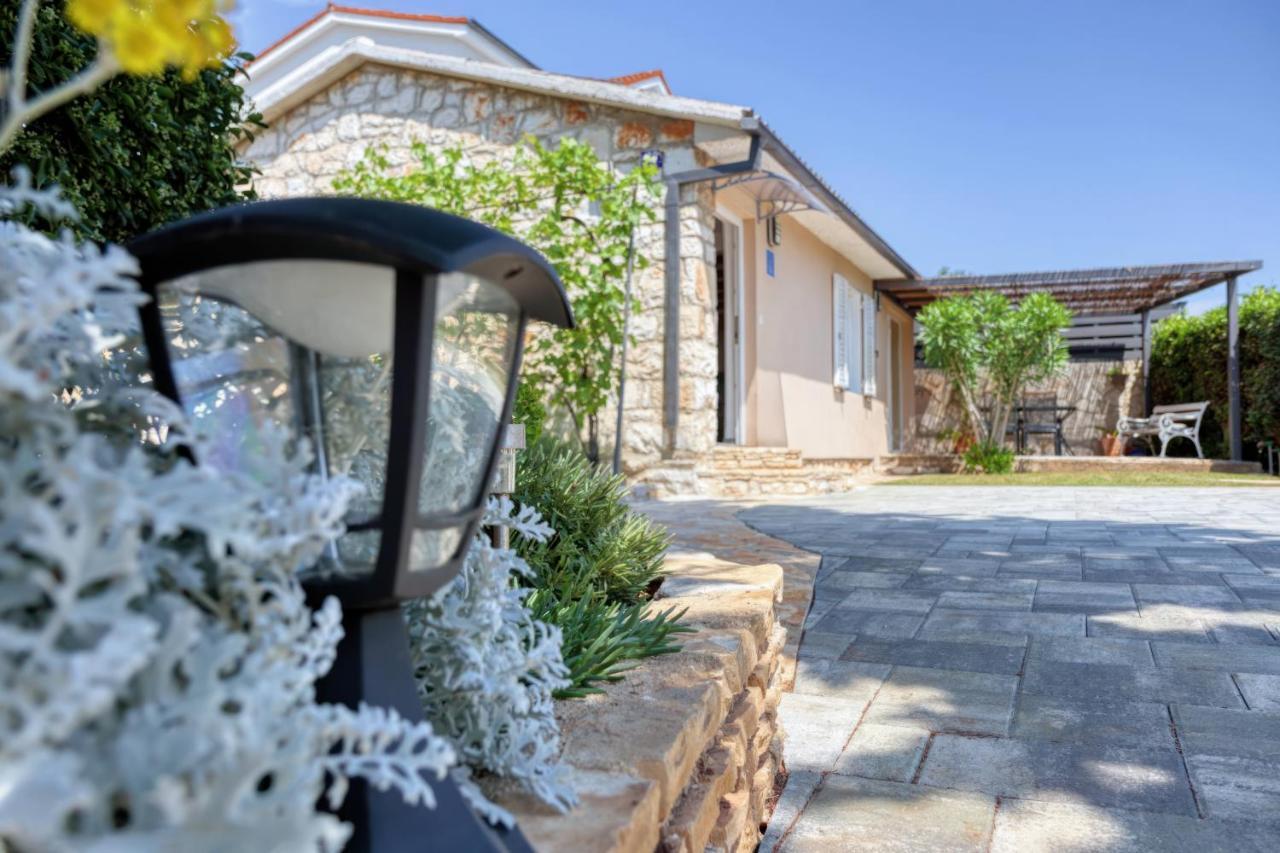 Holiday House "Laurus Garden" With Private Parking Medulin Eksteriør bilde