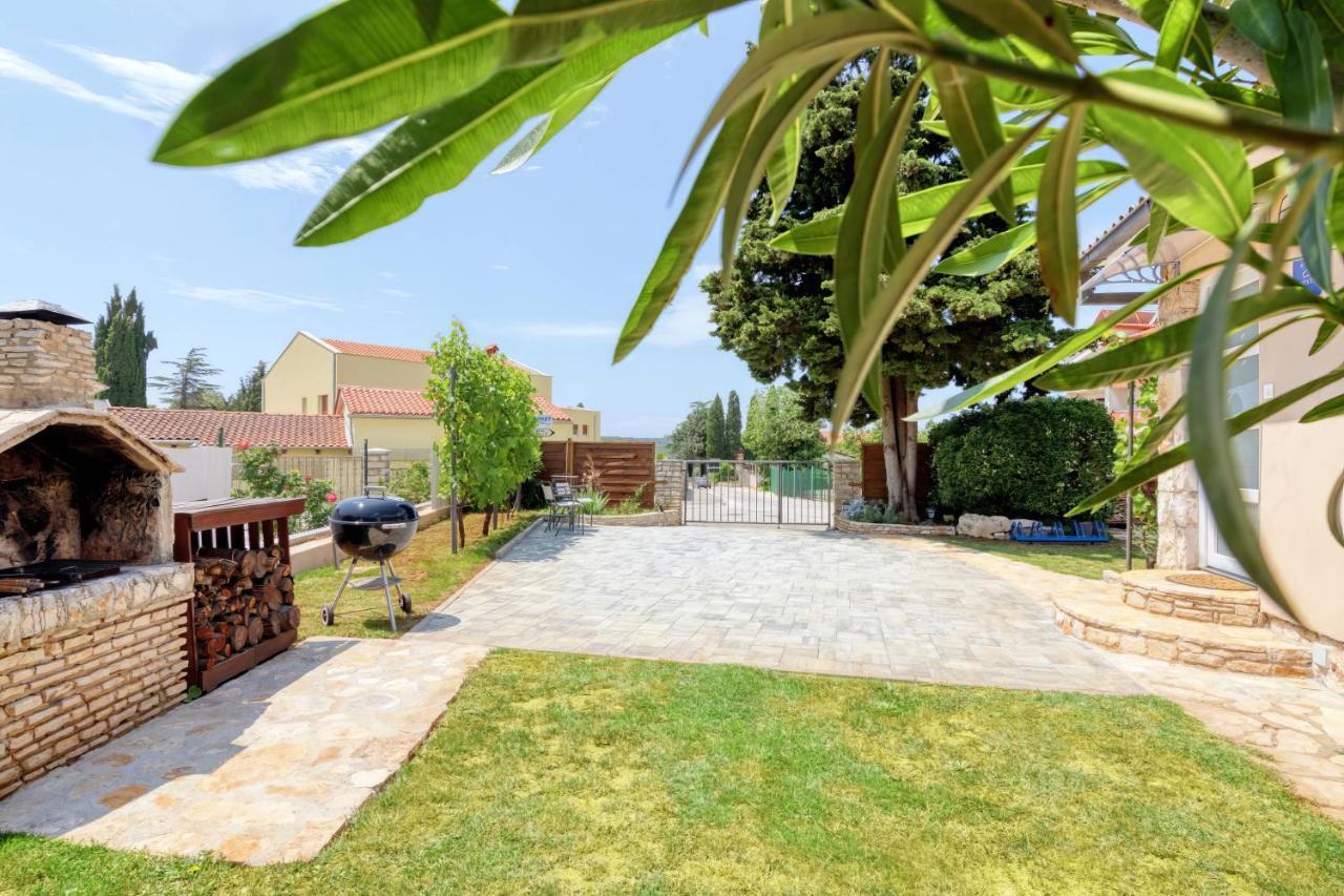 Holiday House "Laurus Garden" With Private Parking Medulin Eksteriør bilde